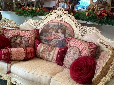 Victorian!! Victorian Items, Victorian Couch, Wrought Iron Wall Art, Victorian Rooms, Furniture History, Victorian Sofa, European Decor, Victorian Home Interior, Victorian Home Decor