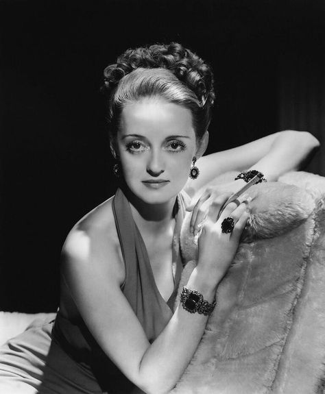 For more Bette pics and info, and all things Classic Hollywood, visit my website! ❤️ #tcm #letsmovie #classicfilms #classicmovies #macaronsandmimi #bettedavis Bette Davis Eyes, Betty Davis, Bette Davis, Actrices Hollywood, Joan Crawford, Hollywood Legends, Hollywood Star, Vintage Hollywood, Classic Beauty