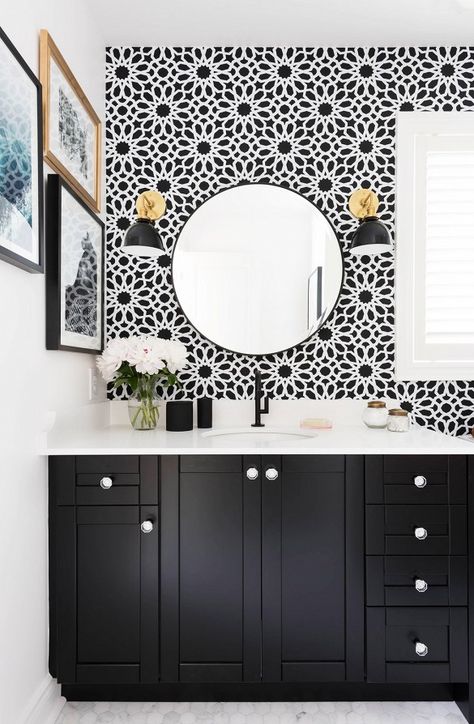 Black and white bathroom with vase of flowers, small gallery wall, round mirror, black and gold wall sconces, and floral wallpaper Small Gallery, Black And White Bathroom, Black White Bathrooms, Bad Inspiration, White Interior Design, Decor Baie, Black And White Interior, Gold Wall, Black And White Wallpaper