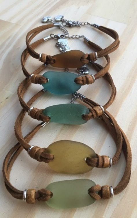 Beach Rock Jewelry Ideas, Diy Sea Glass Jewelry, Sea Glass Keychain, Leather Bracelet Tutorial, Sea Glass Diy, Beach Stones Jewelry, Sea Glass Art Projects, Pebble Jewelry, Seaglass Jewelry