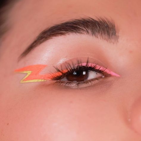 Lightning bolt eyeliner, new beauty trends, neon liner, neon makeup, new beauty. LOLMEL • Melissa Landestoy on Instagram • #lightningbolteyeliner #eyelinertrends #eyelinertricks #cooleyeliner Lightning Bolt Makeup Eye, Lightening Bolt Make Up, Lightning Mcqueen Makeup Look, Lightning Bolt Eyeliner, Lightening Eyeliner, Lightning Mcqueen Makeup, Eyeliner Lightning, Rave Girl Makeup, Lightning Bolt Face Paint