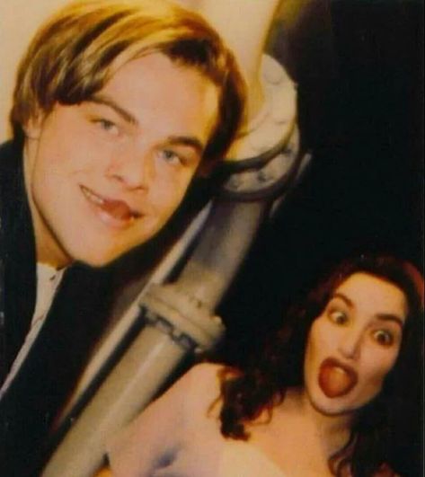 Leonardo DiCaprio and Kate Winslet on the set of Titanic in the ‘90s - 9GAG Leo Dicaprio Kate Winslet, Leonardo Dicaprio Funny, Jack And Rose Titanic, Leonardo And Kate, Titanic Behind The Scenes, Kate And Leo, Rose Titanic, Eyes Cartoon, Titanic Rose