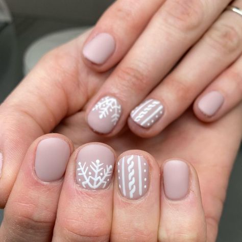 30 Neutral Winter Nails: Elegant and Trendy Ideas for a Chic Winter Manicure Matte January Nails, Neutral Gel Nails Ideas, Winter Dipped Nails Ideas, Neutral Winter Nails Dip, Neutral Winter Nails Gel, Simple Boho Nails, Winter Gel Manicure, Winter Natural Nails, Winter Gel Nails Short