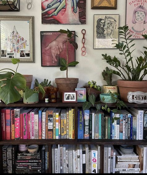 Bohemian Bookshelf, Bookshelf Room, Floating Bookshelf, Room Goals, Apartment Life, Pretty Decor, Living Room Inspo, Home Library, Dream House Decor