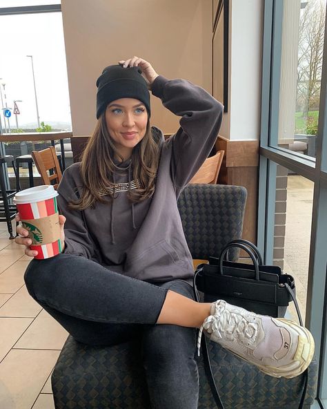 @naomigenes Beanie Outfit, Rainy Day Fashion, Cold Weather Outfit, Fashion Moodboard, Lounge Outfit, Cute Outfits For School, Clothing Inspiration, Brunch Outfit, Weekend Outfit