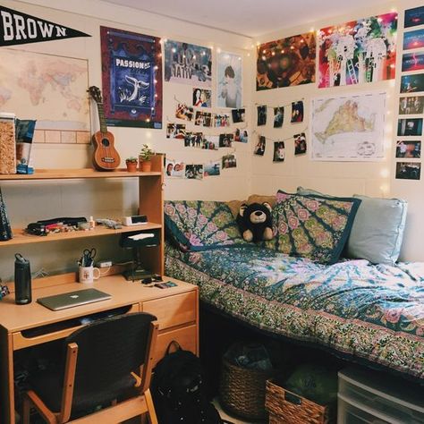 Pretty Dorm Room, Guy Dorm Rooms, Dorm Room Organization Diy, Boys Dorm Room, Mens Room Decor, Zimmer Diy, Dorm Sweet Dorm, Dorm Room Hacks, Dorm Diy