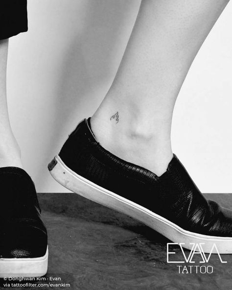 Minimalist fire flame tattoo on the ankle. Tattoos Fire, Minimalist Tattoo Men, Ankle Tattoo Men, Flame Tattoo, Minimalist Tattoo Small, Bookish Tattoos, Ankle Tattoo Designs, Tattoo Spots, L Tattoo