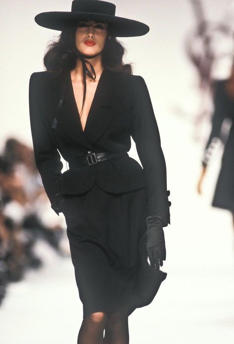 bezh on Twitter: "YSL saint laurent… " Alexander Wang Runway, Ysl Runway, Ysl Fashion, Istoria Modei, Yasmeen Ghauri, 90s Runway Fashion, Runway Fashion Couture, Fashion Fits, 80s Fashion