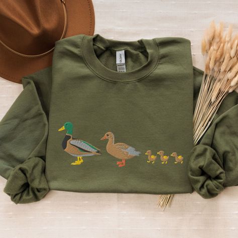 embroidery ideas Duck Outfit Aesthetic, Embroidered Clothes Ideas, Duck Sweatshirt, Duck Embroidery, Nature Embroidery, Embroidery Bird, Chick Shirt, Embroidered Duck, Duck Family