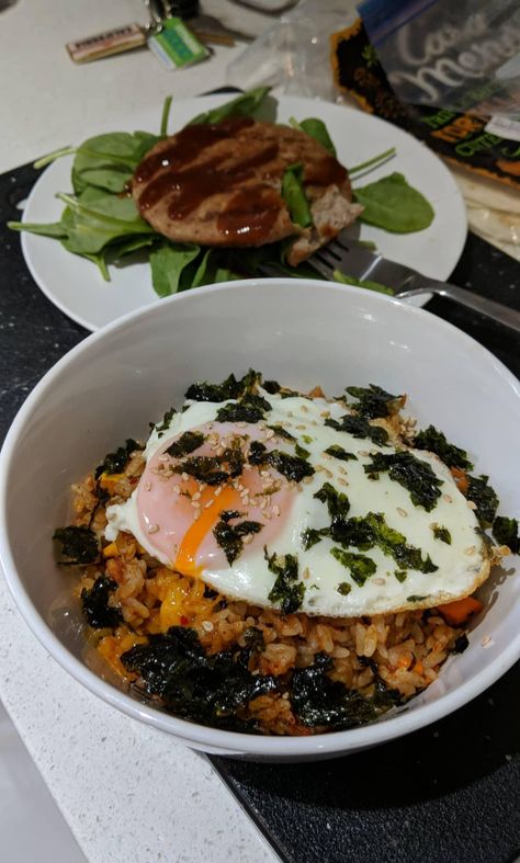 [Homemade] Bibimbap (fried rice with kimchi tuna veggies and an egg) sprinkled with seasoned roasted seaweed and sesame seeds. Rice And Seaweed Recipes, Meals With Seaweed, Seaweed Food Ideas, Roasted Seaweed Recipes, Tuna Bibimbap, Bibimbap Aesthetic, Homemade Bibimbap, Egg With Rice, Rice With Seaweed