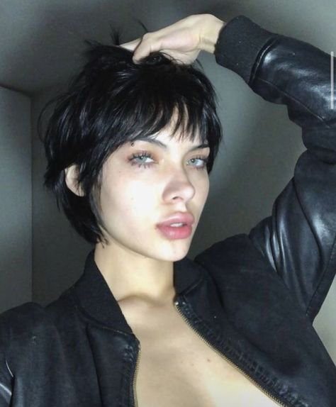 Black Long Pixie Haircut, Bangs Dyed Only Short Hair, Short Pixie Layered Haircuts, French Women Short Hair, Catwoman Haircut, Super Short Hair With Bangs, High Fashion Haircut, Grunge Pixie Haircut Straight Hair, Shixie Hair