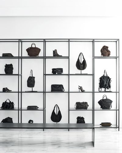 Shelves Display Ideas, Display Ideas Retail, Display Shelf Design, Shoe Store Design, Handbag Display, Shelves Display, Handbag Stores, Shop Fittings, Bag Display