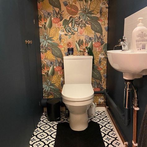 Showering Tips, How To Paint Behind A Toilet, Gold Wallpaper Bathroom, Wallpaper Toilet, Guest Wc, Shower Aesthetic, Wonderland Wallpaper, Small Downstairs Toilet, Cloakroom Toilet