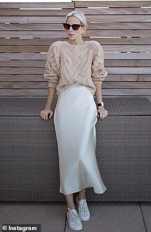 People SHOCKED to discover how influencers tuck sweaters into skirts White Satin Skirt, Silk Skirt Outfit, Satin Skirt Outfit, White Skirt Outfits, Rok Outfit, Mode Instagram, Chique Outfits, White Skirt, Satin Skirt