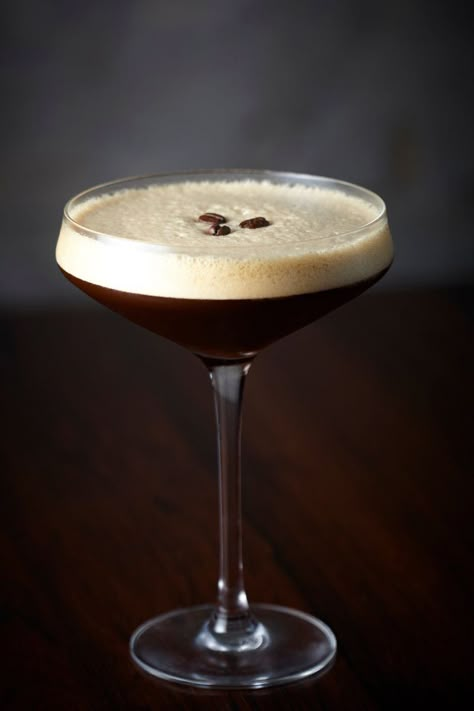 Unleash your inner mixologist with our handpicked collection of the best espresso martini recipes! From classic to innovative espresso cocktail drinks, we've got the perfect espresso martini drink recipes to impress your guests. Whether you love baileys, chocolate, cream, frozen or easy espresso martini recipes, you will find some delicious espresso martini flavors in this guide. Esspresso Martini, Martini Flavors, Martini Recipes Easy, Irish Cocktails, Martini Espresso, Expresso Martini, Espresso Martini Recipe, Martinis Drinks, Chocolate Martini