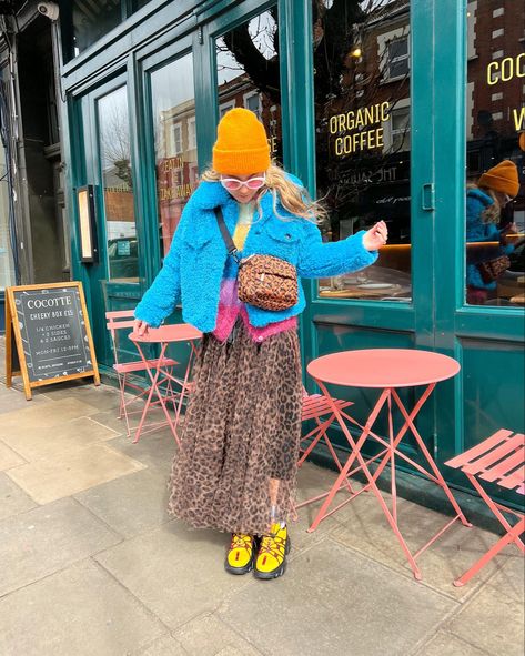 Colour Clash Outfits, Winter Outfits Colourful, Mix Prints Outfit Street Style, Maximalist Colorful Outfits, Maximalist Winter Fashion, Maximalist Winter Outfits, Bright Maximalist Outfits, Leopard Print Mixing Patterns, Mixed Pattern Outfit