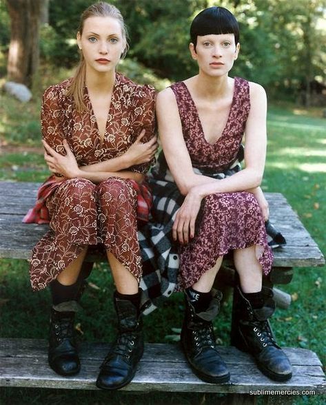 Floral Granny Dresses and Docs 90s Trends Granny Dress, 1990 Style, Moda Grunge, Fashion 1990s, Nadja Auermann, Vogue Vintage, Vogue Editorial, 90s Fashion Grunge, Estilo Grunge