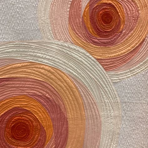 Trending: Circle Quilts at QuiltCon – The (not so) Dramatic Life Quilts With Curved Pieces, Modern Quilt Color Palette, Round Quilt Patterns, Circle Quilts Patterns Ideas, Surface Development, Quilt Circles, Spiral Quilting, Round Quilt, Nancy Crow