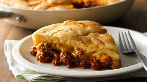 All the great taste of classic sloppy joes in an easy one-skillet pot pie. No one will miss the buns! Ground Beef Pot Pie, Beef Pot Pie, Sloppy Joe Casserole, Sloppy Joes Easy, Night Recipes, Pot Pie Recipe, Bisquick Recipes, Pot Pies Recipes, Hamburger Recipes