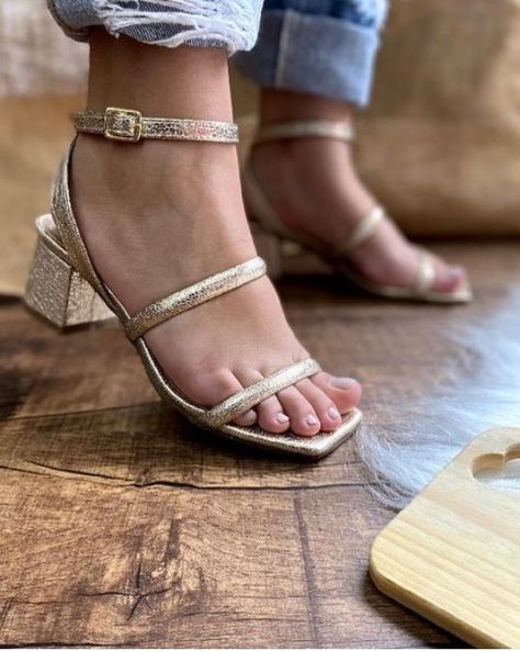 Sandals Heels For Saree, Footwear For Saree, Kandyan Saree, Bridal Shoes Low Heel, Diy Sandals, Pretty Sandals, Classy Shoes, Hype Shoes, Chunky Heels Sandals