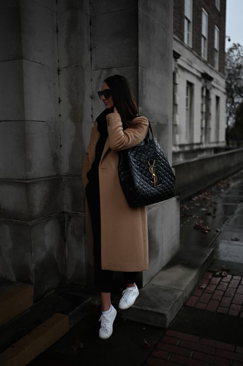 Autumn Winter 2023 Bags, Ysl Bag Street Style, Ysl Icare Maxi Tote Outfit, Ysl Big Bags, Ysl Maxi Shopping Bag, Yves Saint Laurent Bag Outfit, Tote Bag Style Outfit, The Tote Bag Outfit, Autumn Handbags