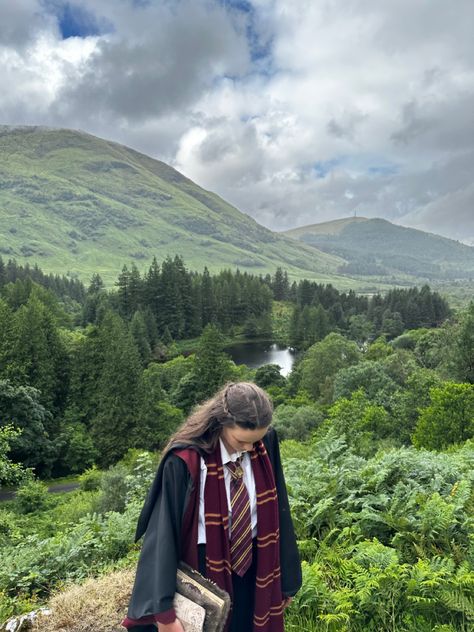 Female Gryffindor Uniform, Hogwarts Girl Aesthetic, Hogwarts Gryffindor Aesthetic, Hogwarts Clothes Aesthetic, Hogwarts Quidditch Uniform, Hogwarts Student Aesthetic, Hogsmeade Outfit, Harry Potter World Outfit, Anarchy Aesthetic