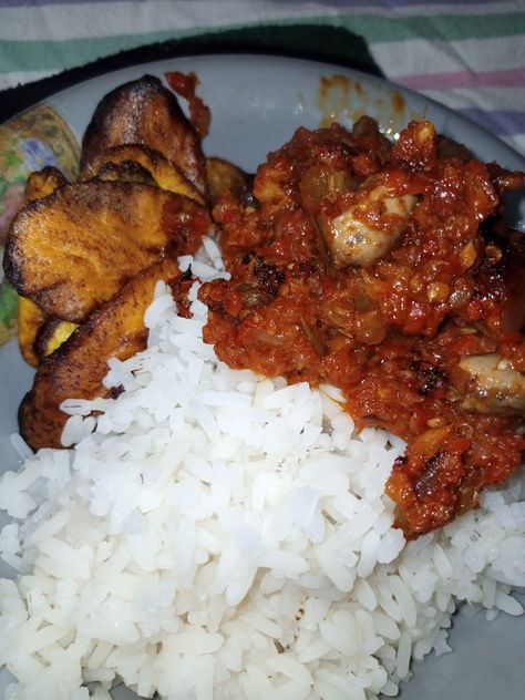 Rice And Stew, Cooking Snap, Nigerian Foods, Fried Plantain, Video Call With Boyfriend Screen Photo, Plantains Fried, Nigerian Food, Screen Photo, Video Games For Kids