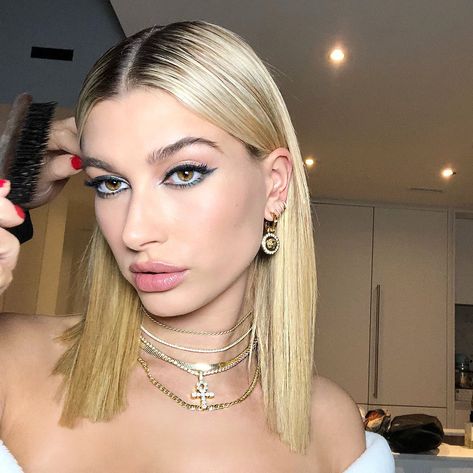 Glowy Skin Naturally, Hailey Baldwin Street Style, Nyc Makeup, Hailey Bieber Style, Justin Hailey, Smink Inspiration, Models Makeup, Eyeliner Looks, Black Eyeliner