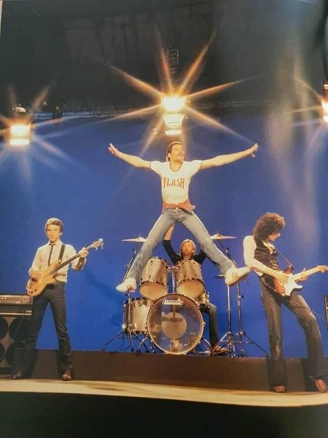 Queen Poster, Arte Punk, Queen Aesthetic, 80s Bands, Queen Photos, Queen Pictures, Queen Freddie Mercury, Queen Band, Killer Queen