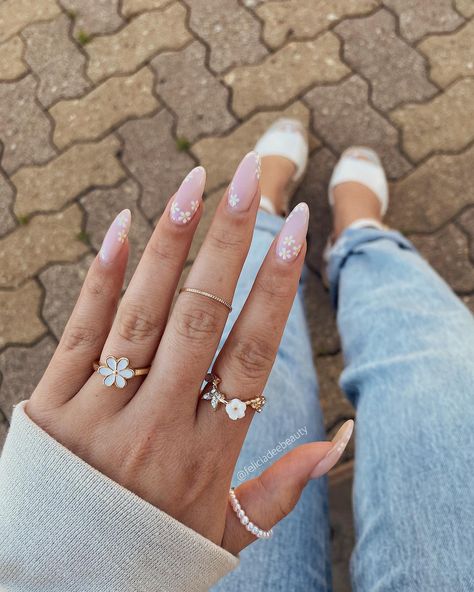 Pearl Nails With Flowers, Flower Tip Nails, May Nails Ideas, March Nail, Nails March, Nails Floral, Nails Flowers, Nails Flower, March Nails