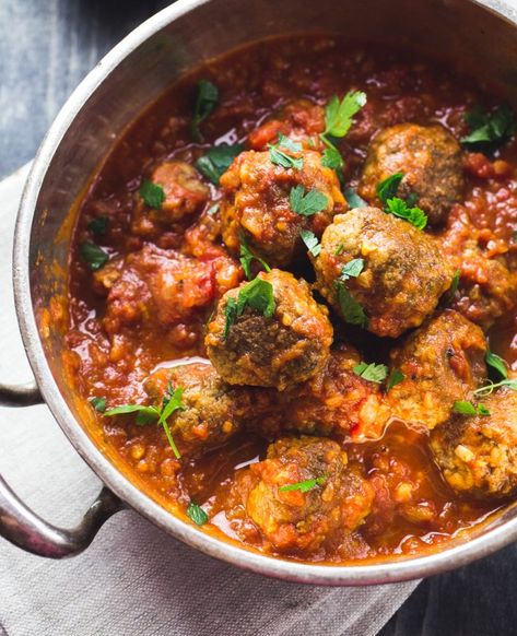 Moroccan Lamb Meatballs { thegirllovestoeat.com } Moroccan Lamb Meatballs, Spiced Meatballs, Moroccan Meatballs, Minced Lamb, Moroccan Recipes, Moroccan Lamb, Moroccan Dishes, Chef Club, Lamb Meatballs