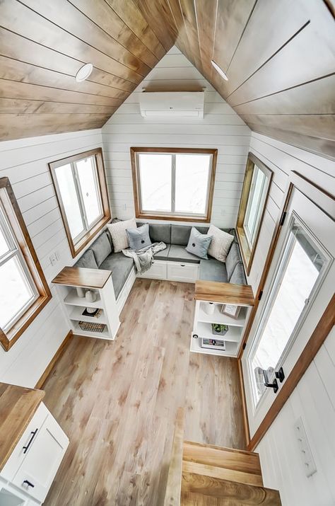 Tiny House On Wheels Floor Plans, Best Tiny House Layout, Diy Lake, Farmhouse Tiny House, Diy Tiny House Plans, Small Houses On Wheels, Apartemen Studio, Tiny House Living Room, Built In Couch