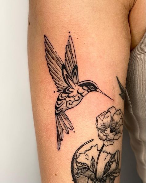 #tattoo #tattoos #inked #tattooart #tattooed #tattooideas #tattoodesign #tattooinspiration #tattoosleeve #tattooflash #inkedgirls #tattooedwomen  #InkLaughs  #TattooFails Blackwork Hummingbird Tattoo, Hummingbird Patchwork Tattoo, Humming Bird Traditional Tattoos, Bird Hip Tattoos Women, Traditional Style Hummingbird Tattoo, Retro Tattoos For Women, Hummingbird Tattoo Traditional, American Traditional Hummingbird, American Traditional Hummingbird Tattoo