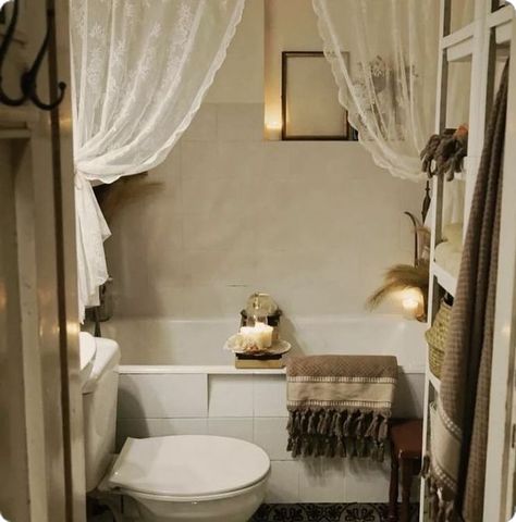 Southern Gothic Home Decor, Small Cozy Bathroom, Cortinas Country, Small Bathroom Decor Ideas, Magic Home, Social Medi, Bathroom Decor Ideas, Apartment Decor Inspiration, Dream Apartment