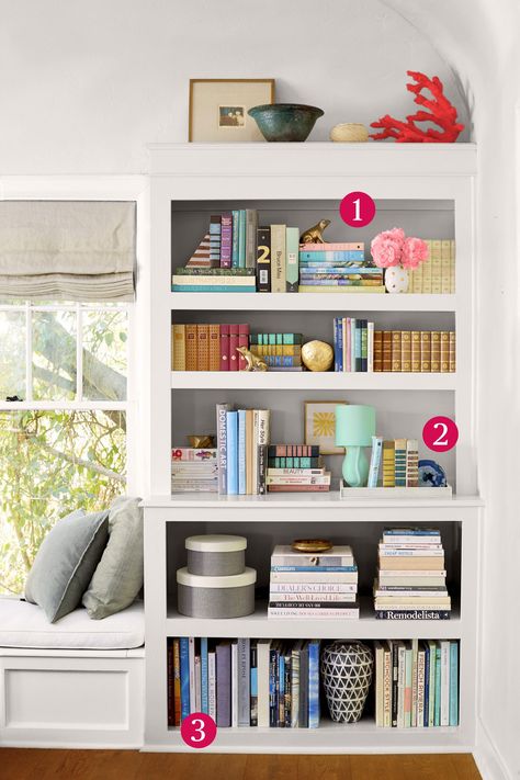 6 Organizing Hacks That Make Your Bookshelf Look Like A Work of Art Bookshelves Organizing, Books In Bedroom, How To Make Bookshelves, Pallet Deck Diy, Styling Bookshelves, Diy Dresser Makeover, Bookcase Organization, Bookshelf Organization, Small Bookshelf