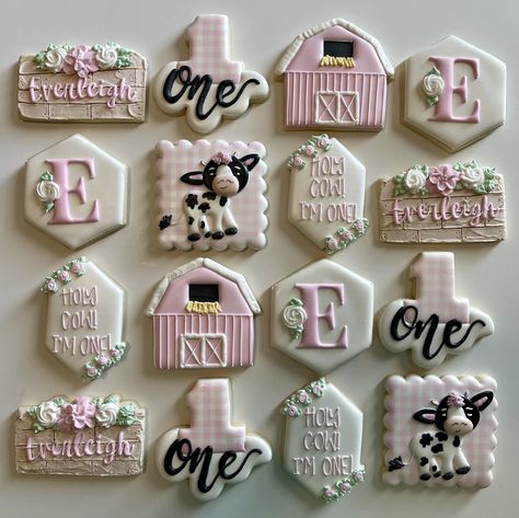 ALL ORDERS REQUIRE TWO WEEKS PRIOR NOTICE. Your ship out date must be two weeks or more after your order date. Message me if you need an order sooner as it will need to be approved and you will be required to pay a rush fee. This set includes a dozen 3-4.5 inch cookies in total. Mini two bite cookies can be added for an extra cost.  -All sets can be personalized. You may choose the name, colors, animal breed and/or number that comes with your order. All sets are sold by the dozen regardless of p Cow First Birthday Cookies, Cow Birthday Cookies, Cow Baby Shower Cookies, Pink Farm Party, Cow Birthday Cake, Barn Birthday Party, Fresh Cookies, Baby Shower Girl Diy, Cow Cookies