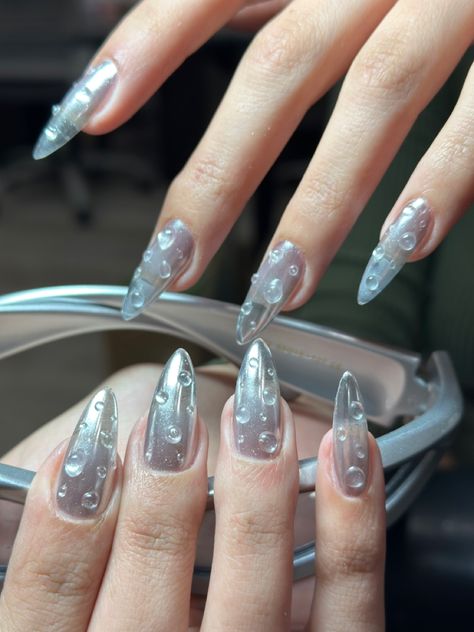 Silver nails Winder Nails, Nail Art Almond Shape, Nail Polish Pictures, Chrome Nails Silver, Chrome Nail Colors, Chrome Nail Polish, April Nails, Water Nails, Chrome Nail Art