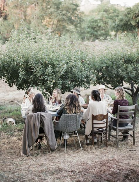 Photo Table, Hobbies To Try, Outdoor Dinner, Party Inspiration, Outdoor Entertaining, Country Life, Garden Party, Plein Air, Outdoor Dining