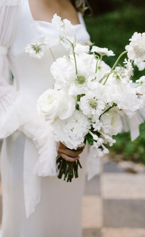 Minimalist White Bridesmaid Bouquet, White Romantic Bridal Bouquet, Aesthetic Shots, Modern Bridal Bouquets, Bridesmaid Bouquet White, Bridal Bouquet Spring, Green Bouquet, Wedding Floral Centerpieces, White Bridal Bouquet