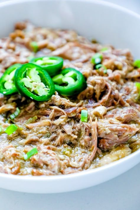 Green chile pork carnitas are delicious hearty and rich pork smothered in green Chile for tons of Mexican pulled pork flavor - yum! Baked Ranch Pork Chops, Green Chile Pork, Pork Crock, Green Chili Pork, Mexican Pulled Pork, Easy Baked Pork Chops, Pork Carnitas Recipe, Green Chili Recipes, Keto Green