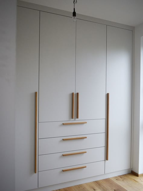 Modern Built In Wardrobe, Pax Hack, Cupboard Organization, Vstupná Hala, Wardrobe Aesthetic, Wardrobe Handle, Modern Cupboard, Bedroom Cupboards, Closet Design Layout