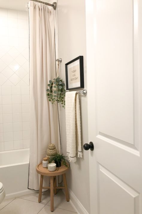 Plant Bathroom, Cozy Bathroom, Decorating Bathroom, Apartment Renovation, Bathroom Plants, Main Bathroom, First Apartment, Bathroom Renos, Guest Bathroom