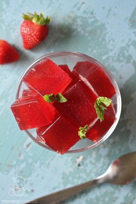 This wholesome strawberry jello recipe incorporates real strawberries, honey, gelatin and water - no Red #40 or artificial flavorings needed! Homemade Jello, Jello Jigglers, Jello Recipe, Aip Desserts, Gelatin Recipes, Beef Gelatin, Strawberry Jello, Healthy Strawberry, Baby Foods