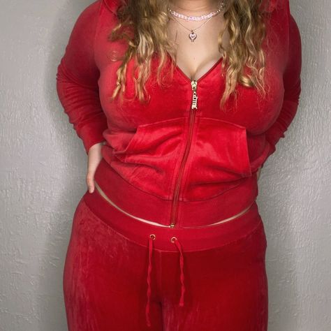 Juice Couture Tracksuit, Thick Outfits, Red Juicy Couture, Celeb Airport Style, Juicy Couture Track Suit, Y2k Fashion Early 2000s, Juicy Couture Clothes, Juice Couture, 2000s Era