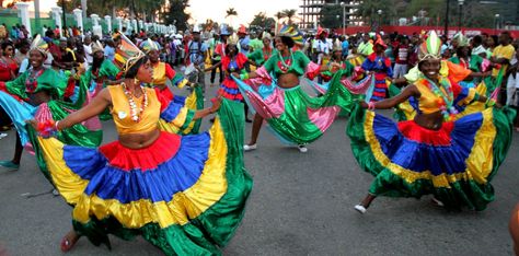 Haitian Carnival, Haitian Clothing, Haiti History, Outfits Miami, Haitian Culture, Colombian Culture, Carnival Fashion, Street Pictures, Carnival Festival