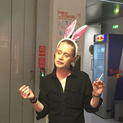 Macaulay Culkin 90s, Culkin Brothers, Culkin Family, Kieran Culkin, Macaulay Culkin, Monster Party, Bunny Ears, White Boys, Photo Inspo