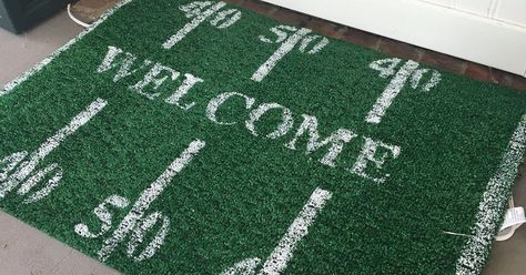 No matter which team you are rooting for, this football door mat is the cutest way to welcome guests as they come over to watch the big game! Diy Doormat Ideas, Doormat Ideas, Diy Doormat, Football Diy, Football Crafts, Football Decor, Football Decorations, Fall Football, Go Team