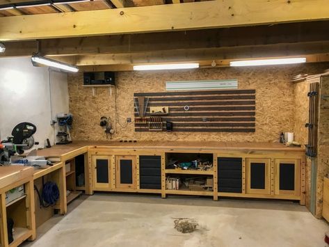 [Pas à pas] Restauration d'une grange avec une partie atelier par Lumi sur L'Air du Bois Easy Garage Storage, Garage Workshop Layout, Garage Workbench Plans, Casa Garage, Garage Organisation, Garage Atelier, Garage Workshop Organization, Workbench Plans Diy, Garage Renovation