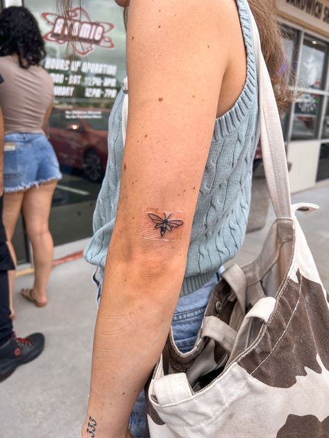 Minimal bumble bee aesthetic small tattoo Bumble Bee Aesthetic, Bee Aesthetic, Bumble Bee Tattoo, Bee Tattoo, Small Tattoo, Tattoo Inspo, Bumble Bee, Small Tattoos, Tatting