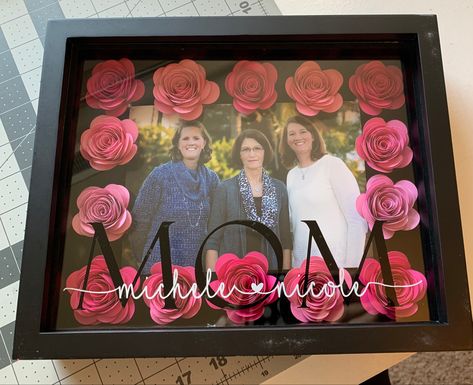 Mothers Day Crafts Preschool, Forever Flower Bouquets, Shadow Box Ideas, Silhouette Cameo Crafts, Flower Shadow, Flower Shadow Box, Forever Flowers, Mom Day, Mothers Day Crafts